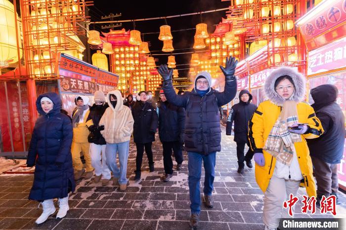 “你好沈阳，天辽地宁”驻沈领事官员和外籍人士走进浑南棋盘山冰雪大世界