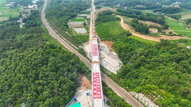 襄荆铁路首座转体桥—跨浩吉铁路特大桥成功转体