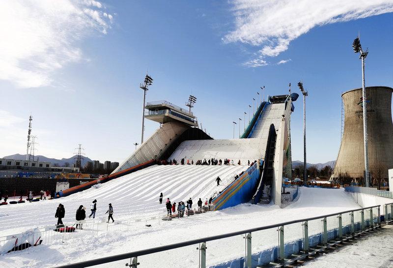 组图：“雪飞天”化身冰雪乐园 市民春节期间感受冰雪运动魅力