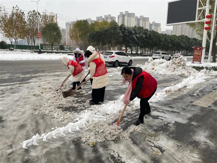 寒流“豫”上暖流 河南志愿者化身雪地出行“安全员”