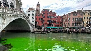 意大利威尼斯运河出现“荧光绿”，警方已介入调查