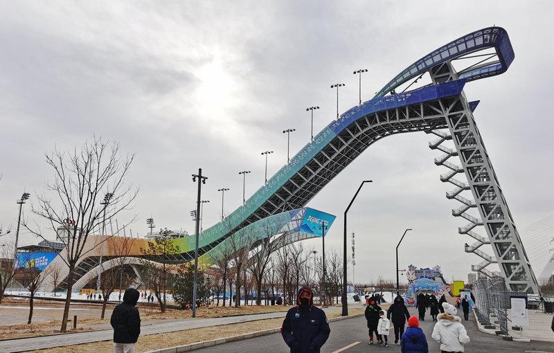 组图：“雪飞天”化身冰雪乐园 市民春节期间感受冰雪运动魅力