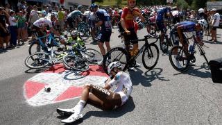 环法自行车赛发生事故 观众自拍手伸太长导致多名选手摔倒