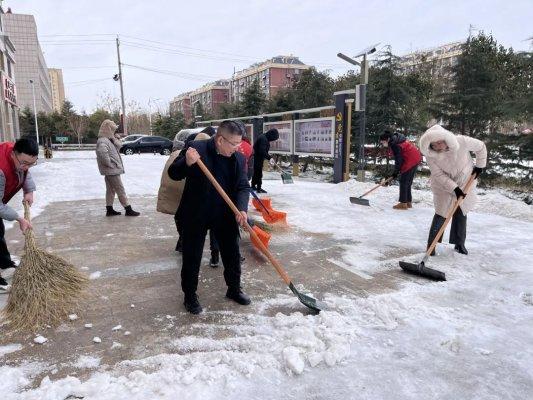 济宁市泗水县泗河街道圣华社区联合下沉干部打响清雪除冰“攻坚战”