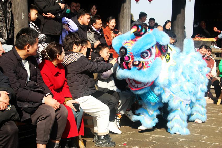 春节假期，水泊梁山风景区人气满满，年味浓浓