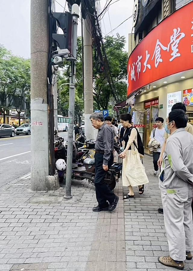 余秋雨夫妇手牵手低调逛街，男方头发花白，马兰穿拖鞋仍优雅貌美