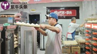 南京95后硕士小伙开包子店，5毛钱两个馒头