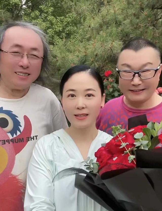 尹相杰带小16岁爱妻和友聚会，女方面部僵硬，戴奢侈品婚后太高调