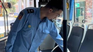 公交车驾驶员帮乘客找回丢失手机，获赠牡丹图和感谢信