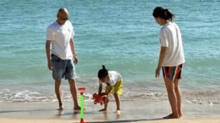 孙怡晒爸妈带女儿海边游玩直呼好幸福，5岁大福也太像董子健了吧
