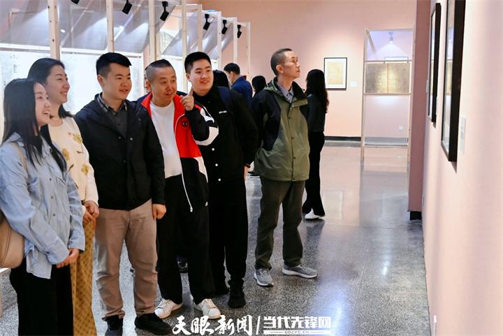 “历史的底稿——全球珍报暨印刷文化艺术展”引观众驻足