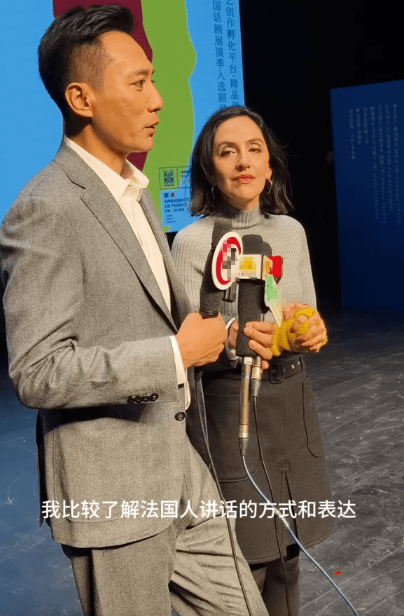 刘烨与安娜罕合体，帮老婆捋头发全程温柔注视，却被指刻意秀恩爱