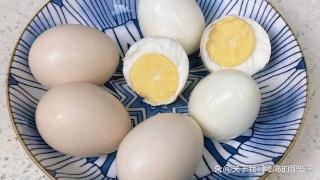 水煮蛋的正确做法，记住4个诀窍，蛋壳一拉就掉，蛋黄鲜嫩不噎人