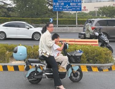 如此接送小不点儿让人捏把汗