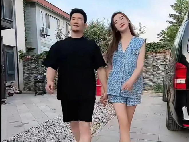 谢孟伟老婆和健身教练幽会，道路上现场被认出撕破脸皮