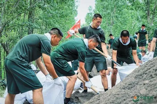 挺膺担当，筑起抵挡洪水的“钢铁堤坝”