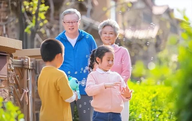 儿子中秋给亲家1万过节费，对我们一毛不拔：儿子就是给岳母养的