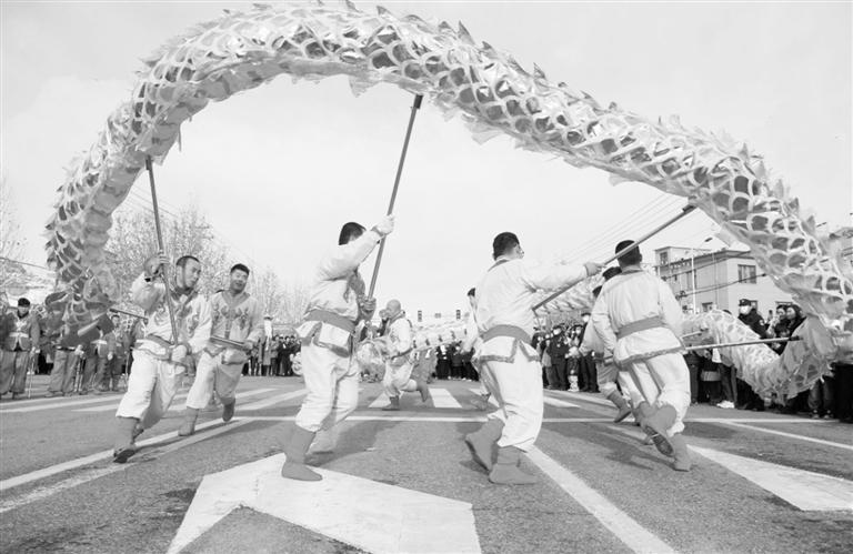 满城区百余道花会展演闹元宵