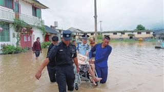 洪水淹进家门  民警救助被困老人