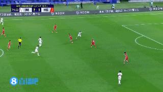 VAR介入！中国香港球员禁区内飞铲对手，裁判观看VAR示意不是点球