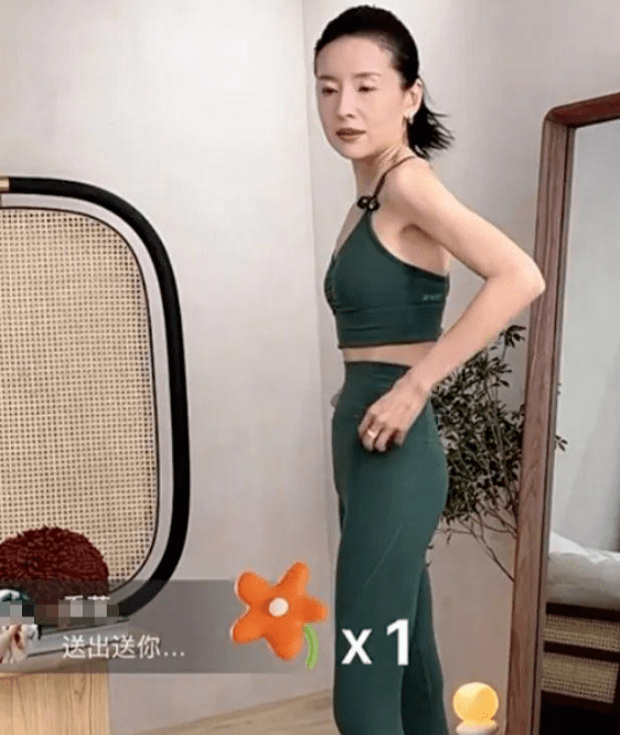 离婚后没再婚的女星，约会小鲜肉，不缺伴侣，把儿子当“丈夫”养