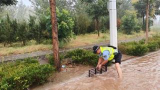 暴雨突袭，文昌湖交警徒手清淤保畅通