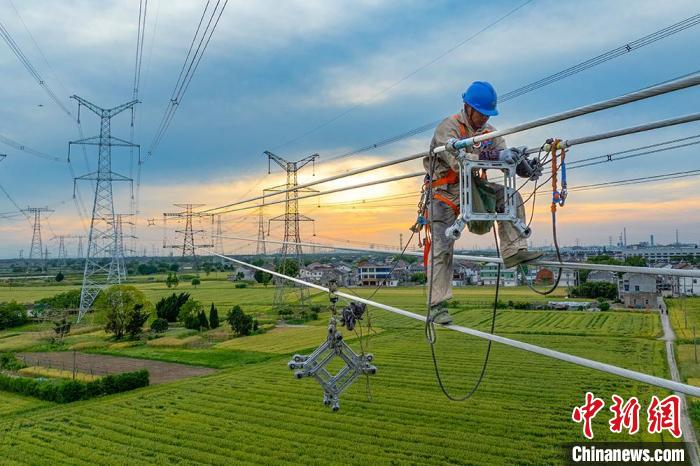 电力“蜘蛛人”空中施工忙