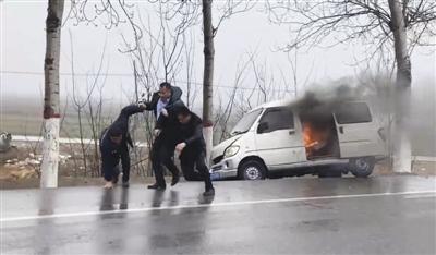 河间路遇车祸 火中救出两人 带着看病理发 又送伤者回家 天津大哥孙明胜，你是好样的！ 扫码阅读手机版