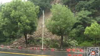 持续降雨致天津路一处山体发生滑坡 工作人员紧急处置