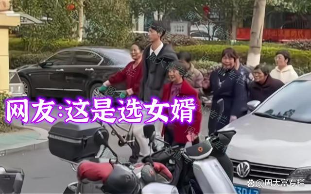 男子租房被房东大妈围堵，看到长相网友懂了：这是选女婿