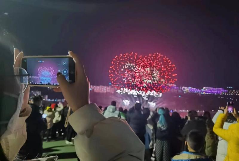 湖北巴东：火树银花耀峡江 振翅腾飞启新程