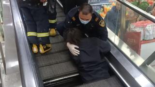 上海一女子坐自动扶梯上楼被困，消防员紧急救援
