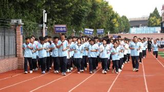 启航新学期，奔跑向未来！临沂士博高中学子大课间跑起来