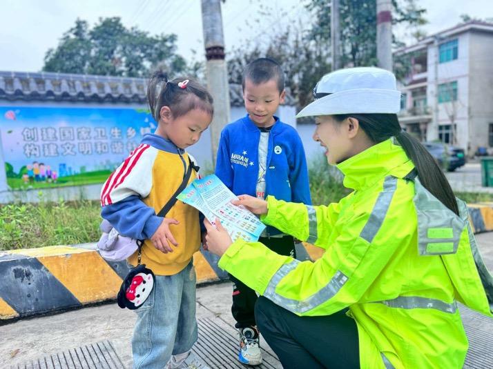 湖南湘西公安交警全力保障“国庆节”道路交通安全