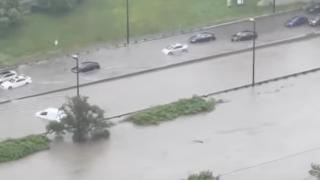 加拿大多伦多暴雨引发洪水：部分马路变河流 超过12万人断电