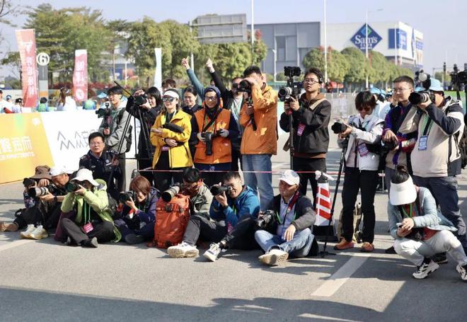 一座城市，两场马拉松！2万多人的奔跑，全城守护!