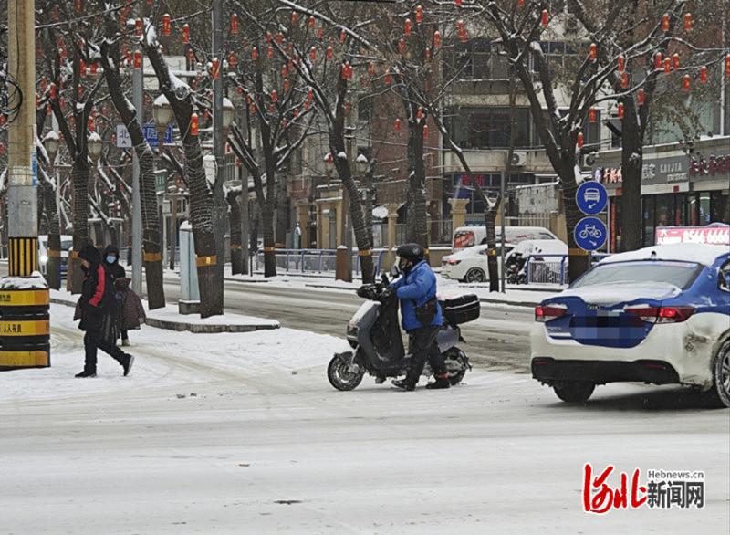 纵览现场｜汽车打滑、市民摔跤、快递延迟，石家庄龙年首场雪记者街头探访