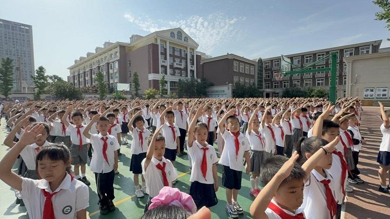 与自然和谐共生，石家庄市维明路小学举办主题升旗仪式