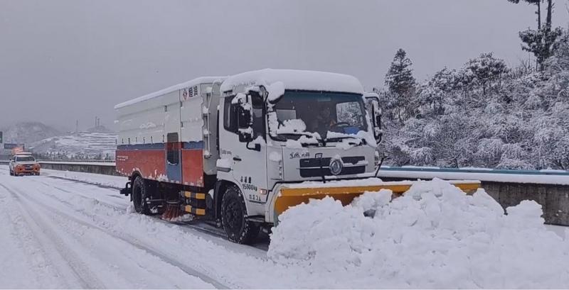 货车打滑被困冰雪路 贵州高速突击队员及时排险救援