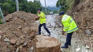 突降暴雨 六安山区派出所民警清理路障