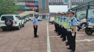 泰安交警岱岳区大队组织开展路面执勤执法现场教学活动