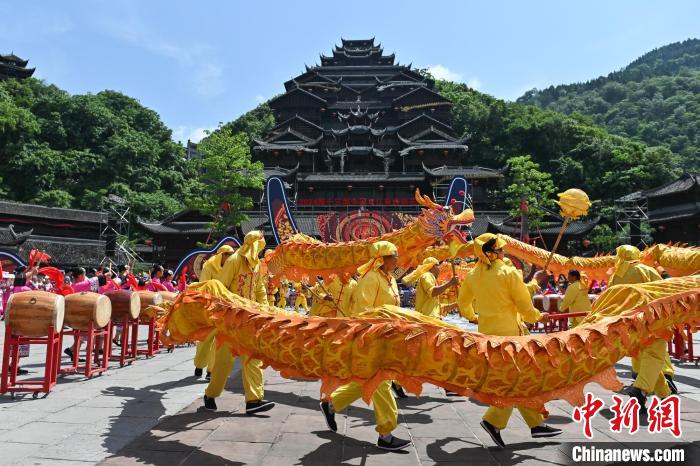 重庆苗乡万人同唱“娇阿依”  共舞“踩花山”