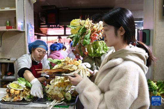 甘肃：“天水麻辣烫”走红 服务保障“升级”