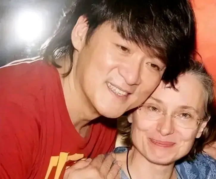 周华健与妻子被嘲像母子：结婚38年，一直被劝离