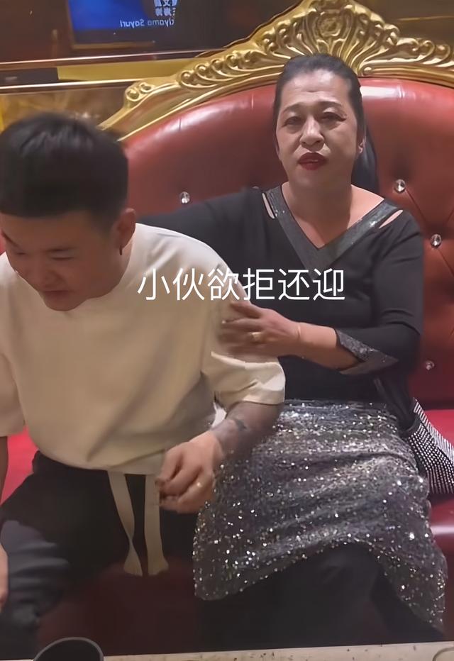 年轻男子为找工作陪大妈喝酒，表情五味杂陈，朋友：何苦呢