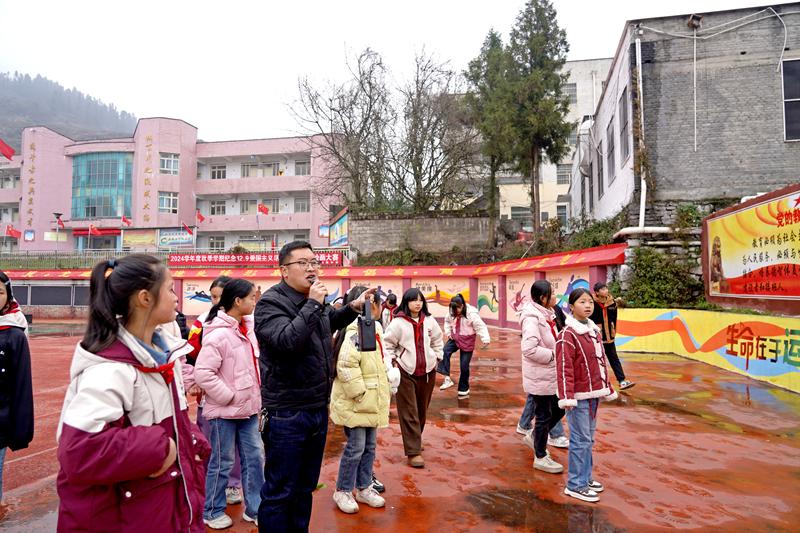 纳雍100余名小学生提前体验初中生活