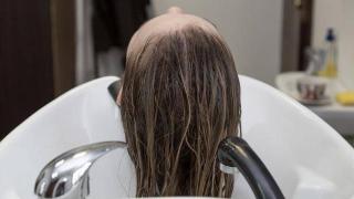 早上洗头和晚上洗头，哪个有危害？头发为啥越洗越脱？