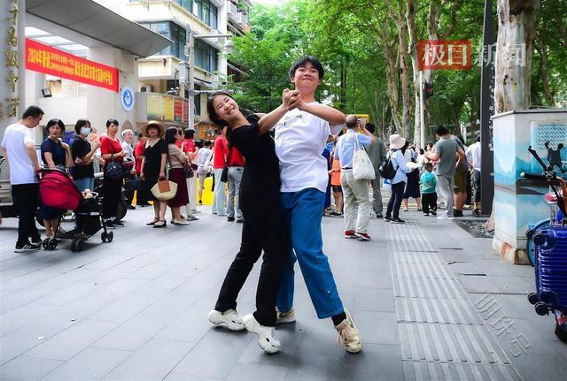 这就是青春的样子！考生跳舞庆贺高考结束