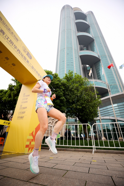 全球最长赛道！2024国际垂直马拉松揭幕战华西村开跑