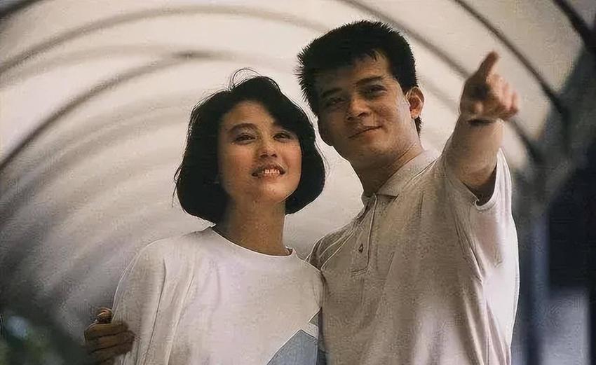 离婚32年，周海媚与吕良伟天壤之别：她孤独去世无儿女，他三婚